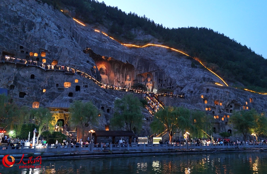 夜幕降临，龙门石窟内仍是人潮涌动。人民网 宋芳鑫摄