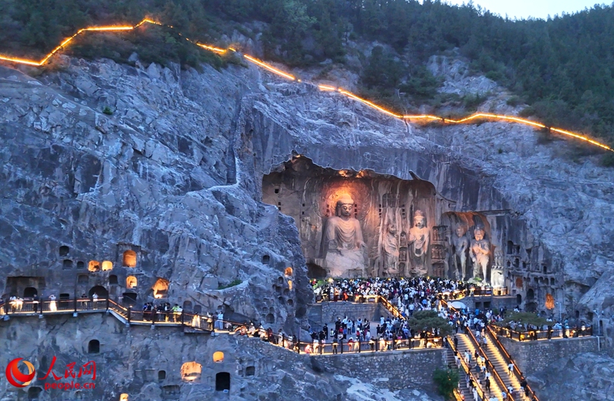 夜幕降临，龙门石窟内仍是人潮涌动。人民网 宋芳鑫摄