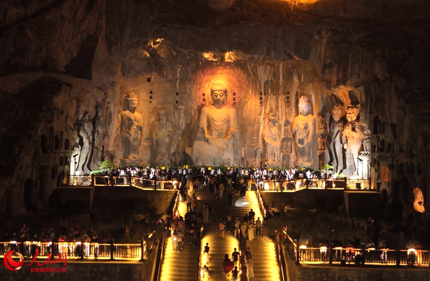 夜幕降临，龙门石窟内仍是人潮涌动。人民网记者 尚明桢摄