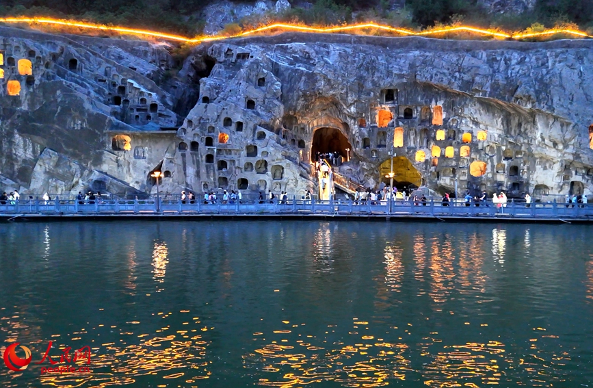 伊水河畔，燈火閃爍。人民網記者 王佩攝