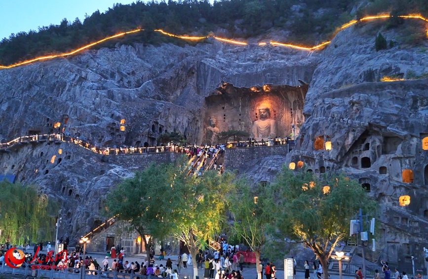 游客前来感受千年石窟的魅力。人民网记者 王佩摄