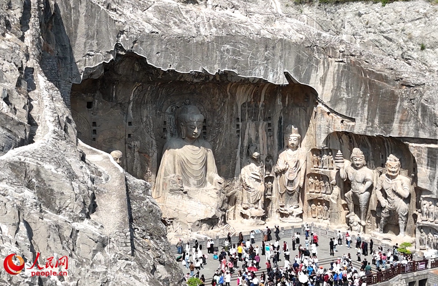 眼下正值暑期，河南洛陽龍門石窟景區游人如織。人民網記者 尚明楨攝