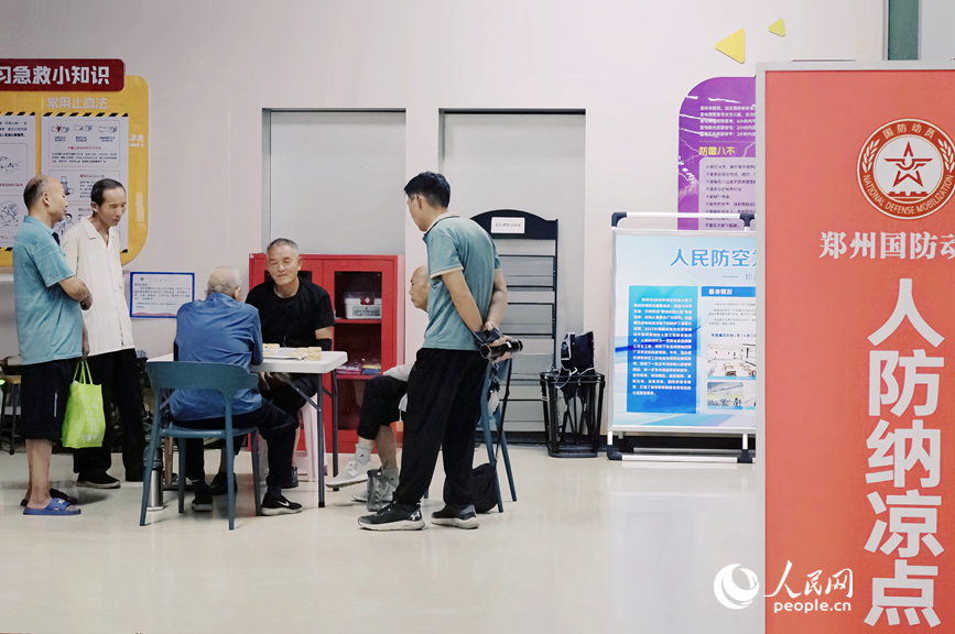 郑州地铁绿城广场站内，市民在纳凉休闲。人民网 霍亚平摄 