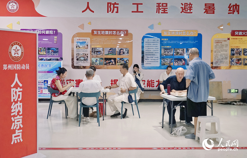 鄭州地鐵綠城廣場站內，市民在納涼休閑。人民網 霍亞平攝