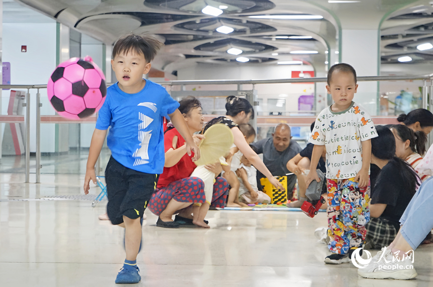 鄭州地鐵綠城廣場站內，市民在納涼休閑。人民網 霍亞平攝