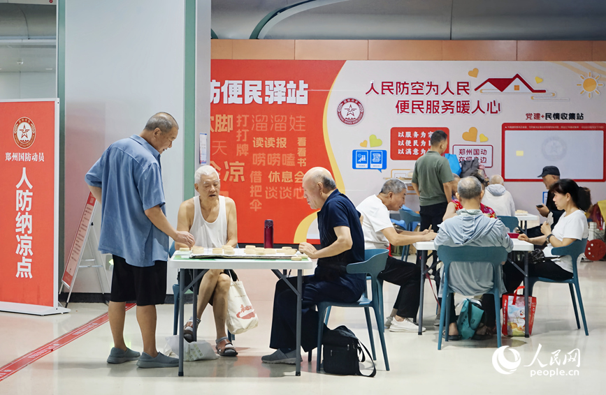 郑州地铁绿城广场站内，市民在纳凉休闲。人民网 霍亚平摄