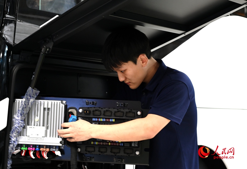 安装电路系统。人民网记者 王玉兴摄