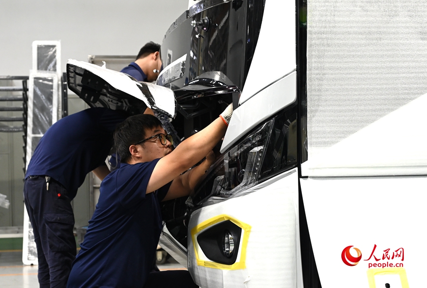 照明系统安装。人民网记者 王玉兴摄