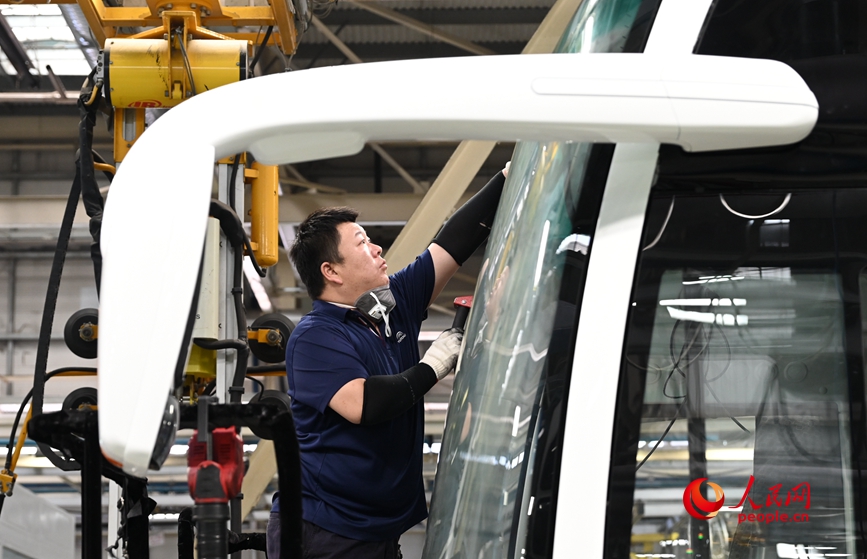 风挡玻璃安装。人民网记者 王玉兴摄