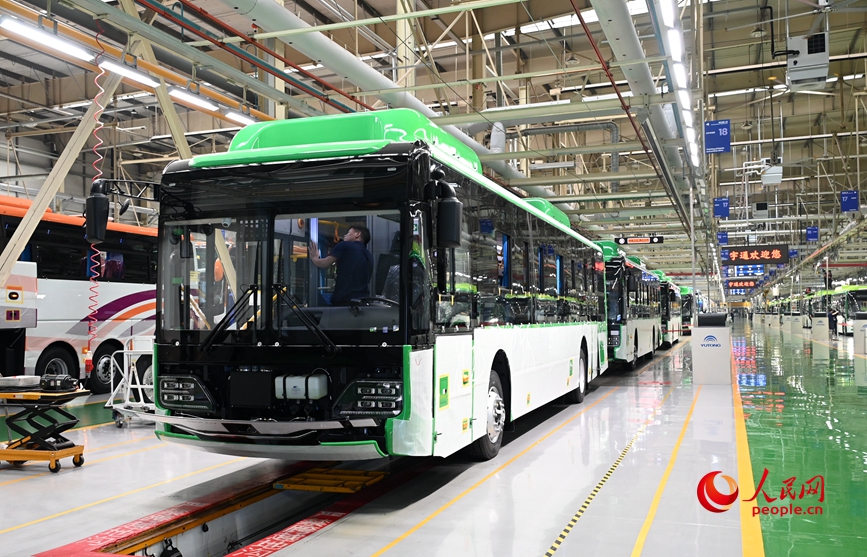 客车总装生产线。人民网记者 王玉兴摄