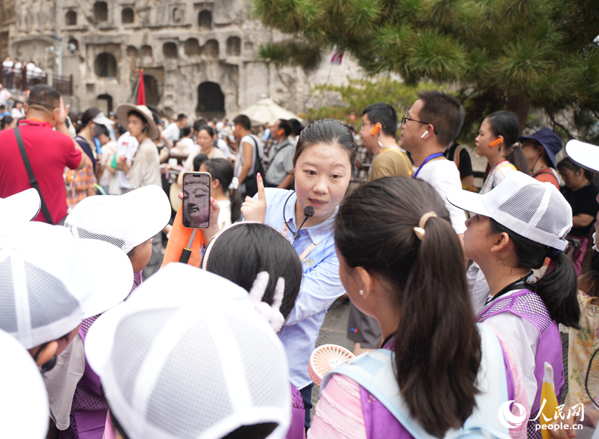 孩子们在听导游讲解。人民网记者 王佩摄