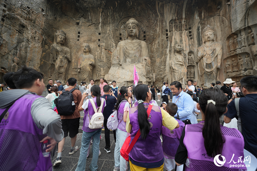 学生参观卢舍那大佛。人民网记者 尚明桢摄