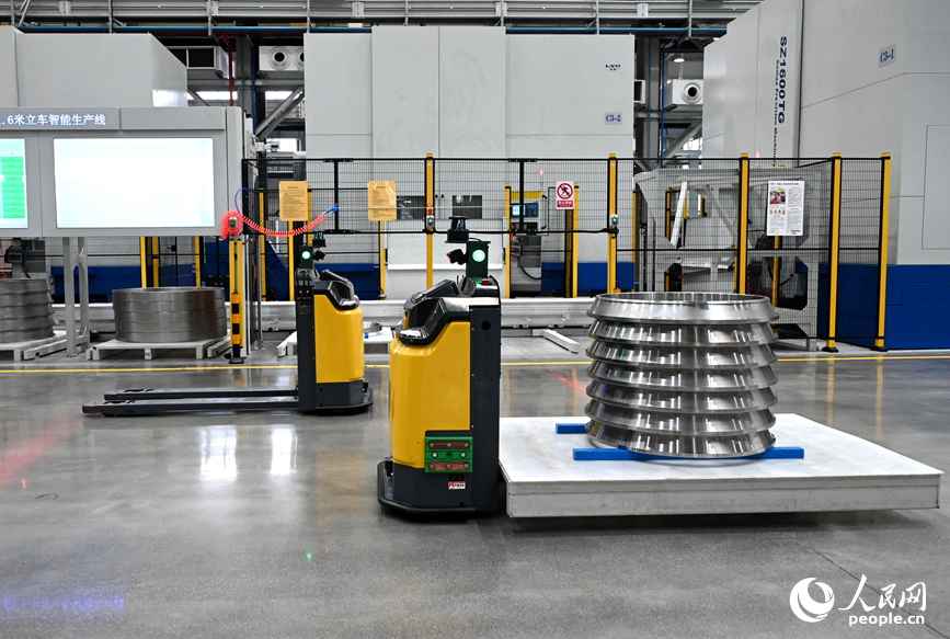 AGV小车精准投送物料。人民网记者 王玉兴摄