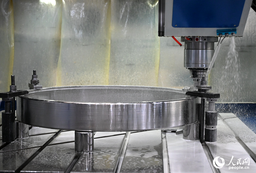 生产线上的风电齿轮箱轴承产品。人民网记者 王玉兴摄