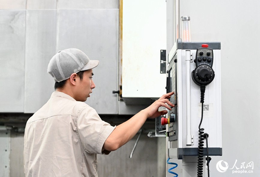 员工在查看相关生产参数。人民网记者 王玉兴摄
