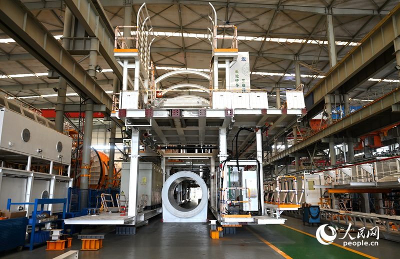 生产线上的盾构设备。人民网记者 王玉兴摄