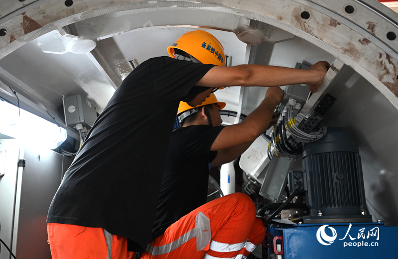 员工在生产线上忙碌。人民网记者 王玉兴摄