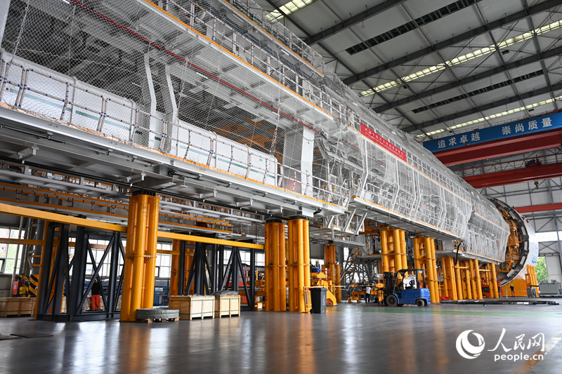 总装完成的盾构设备。人民网记者 王玉兴摄 