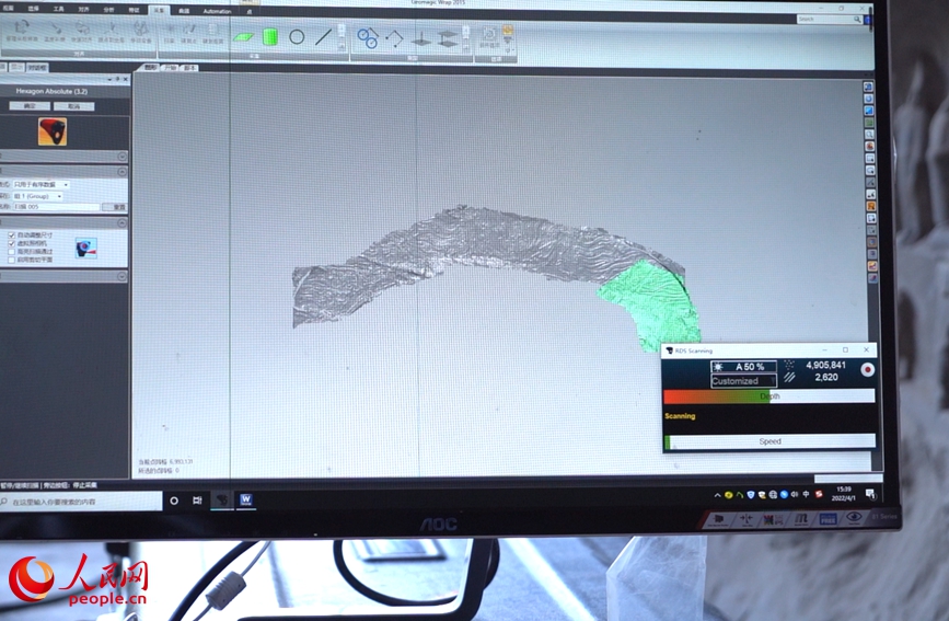 工作人员在龙门石窟进行数字化扫描。人民网 宋芳鑫摄 