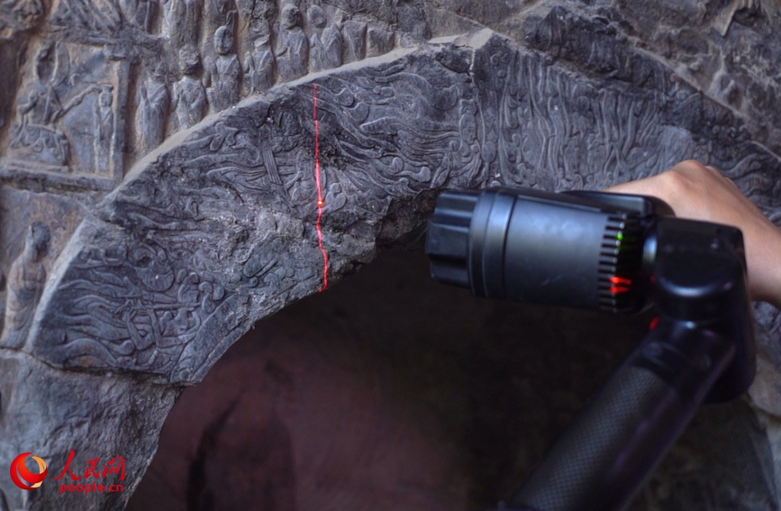 工作人员在龙门石窟进行数字化扫描。人民网 宋芳鑫摄