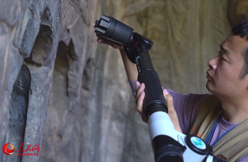 工作人员在龙门石窟进行数字化扫描。人民网记者 尚明桢摄