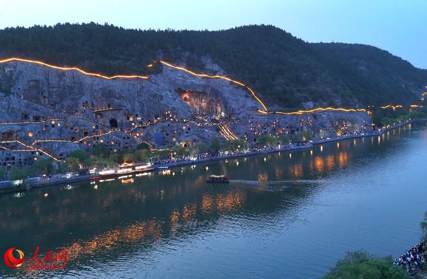 伊水河畔，灯火闪烁。人民网记者 王佩摄