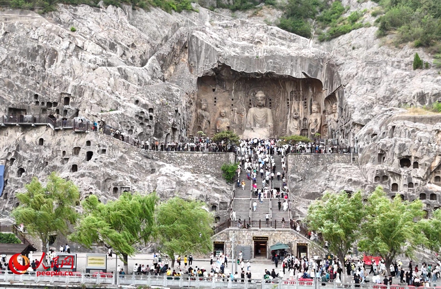 游客在龙门石窟参观游玩。人民网记者 王佩摄