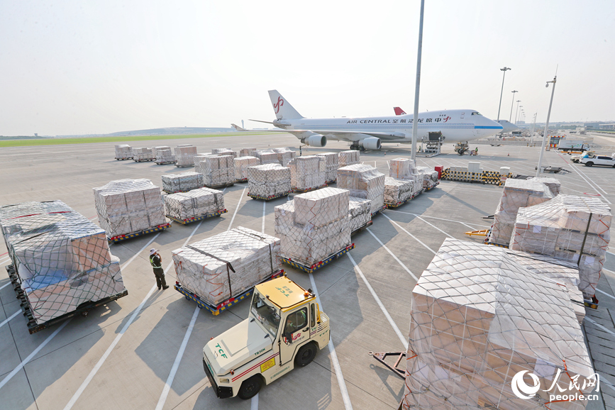 郑州新郑国际机场，货物运输一片繁忙。人民网 霍亚平摄