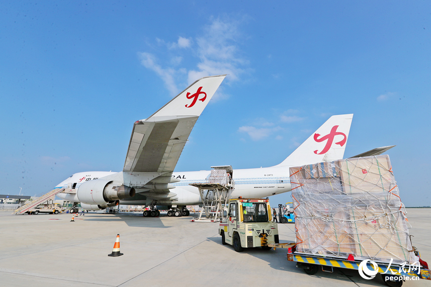 郑州新郑国际机场，货物运输一片繁忙。人民网 霍亚平摄