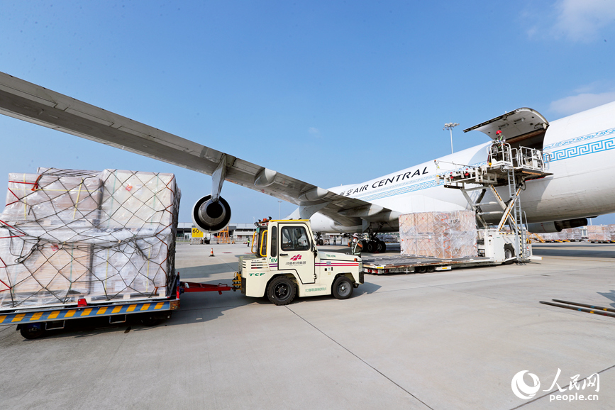 郑州新郑国际机场，货物运输一片繁忙。人民网 霍亚平摄