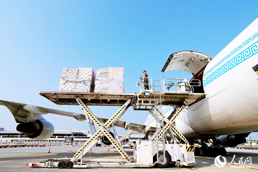 郑州新郑国际机场，货物运输一片繁忙。人民网 霍亚平摄