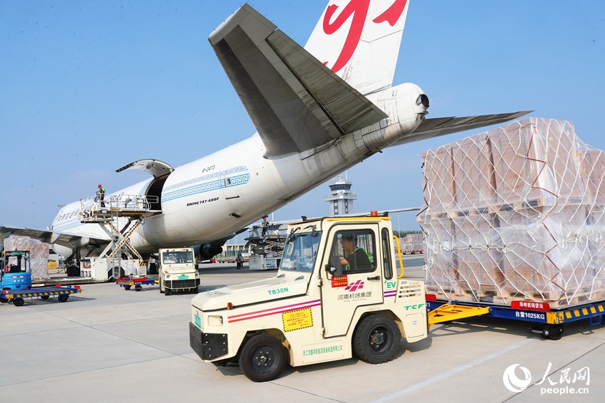 郑州新郑国际机场，货物运输一片繁忙。人民网 霍亚平摄