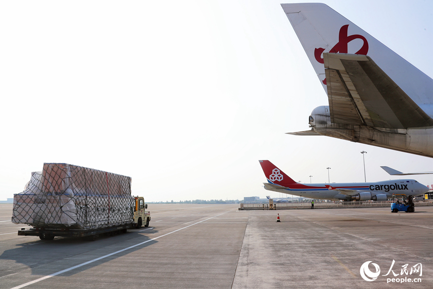 郑州新郑国际机场，货物运输一片繁忙。人民网 霍亚平摄
