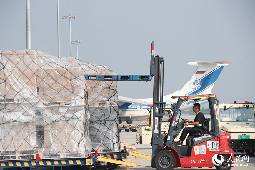 郑州新郑国际机场，货物运输一片繁忙。人民网 霍亚平摄