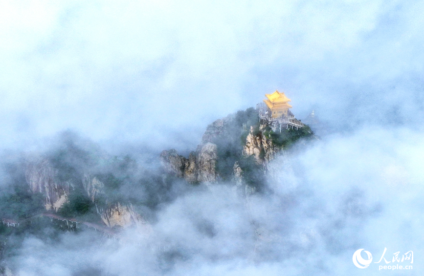雨后老君山。人民网记者 王玉兴摄