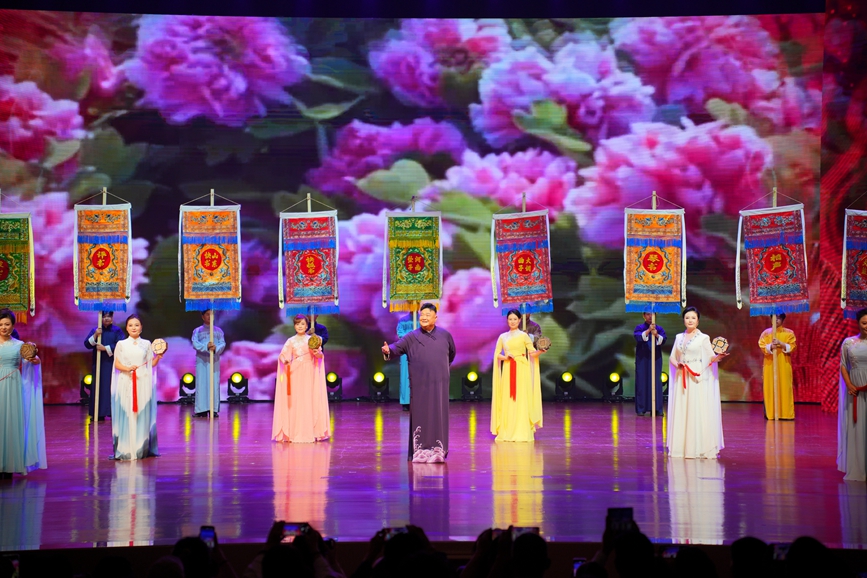 9月19日晚，首届全国曲艺院团优秀节目汇演首场演出现场。黄小一摄