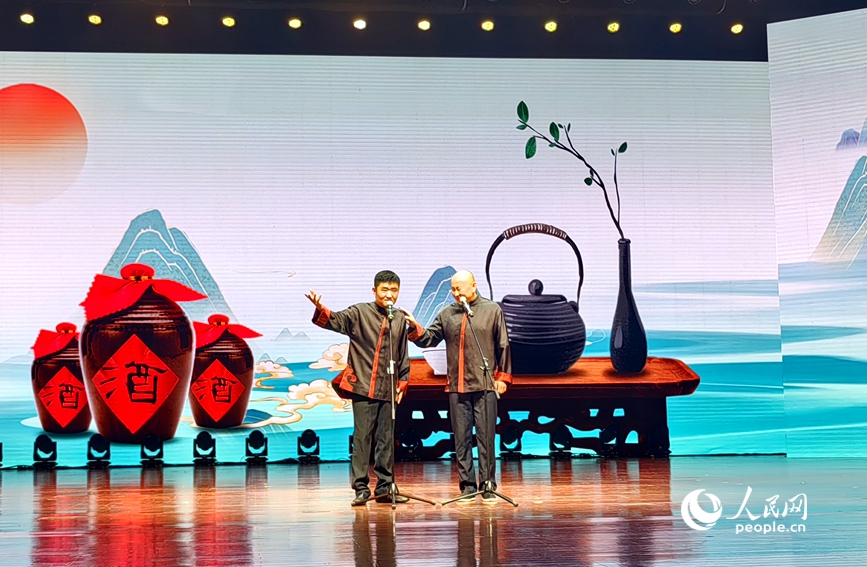 9月19日晚，首届全国曲艺院团优秀节目汇演首场演出现场。人民网 辛静摄