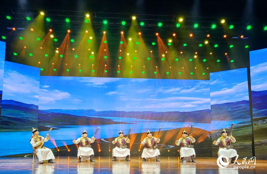 9月19日晚，首届全国曲艺院团优秀节目汇演首场演出现场。人民网 辛静摄