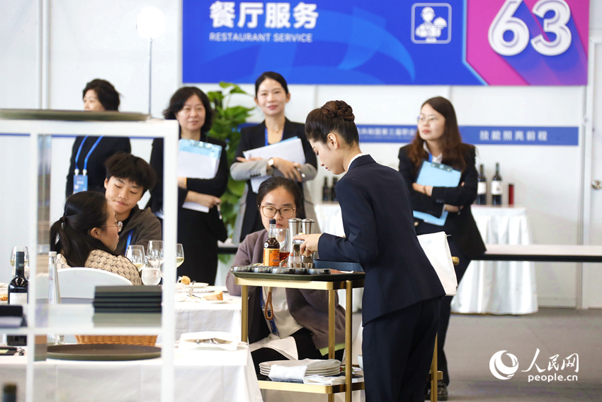 餐厅服务比赛现场。人民网记者 慎志远摄
