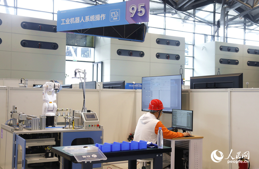 工业机器人系统操作比赛现场。人民网记者 慎志远摄