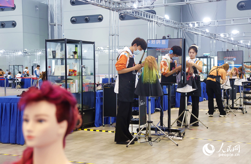 美发项目比赛现场。人民网记者 慎志远摄