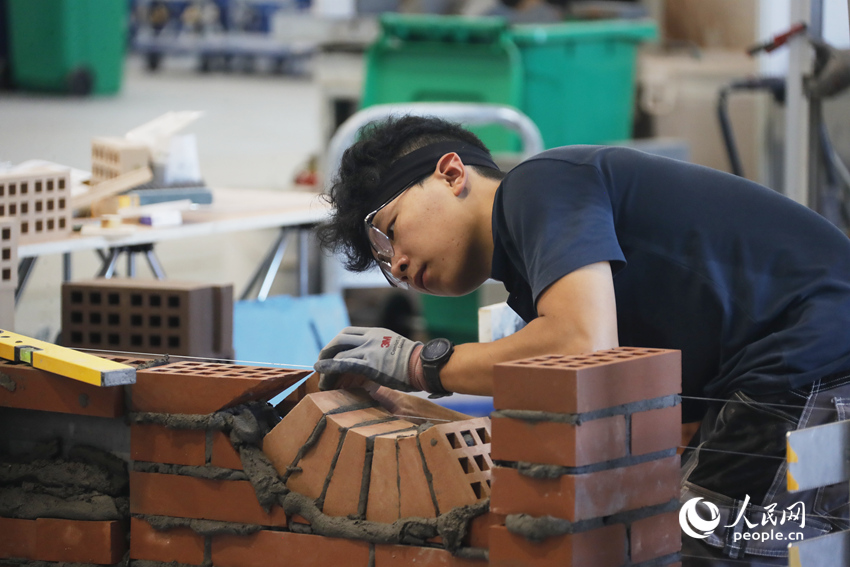 砌筑比赛现场。人民网记者 慎志远摄