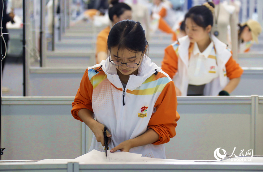 时装技术比赛现场。人民网记者 慎志远摄