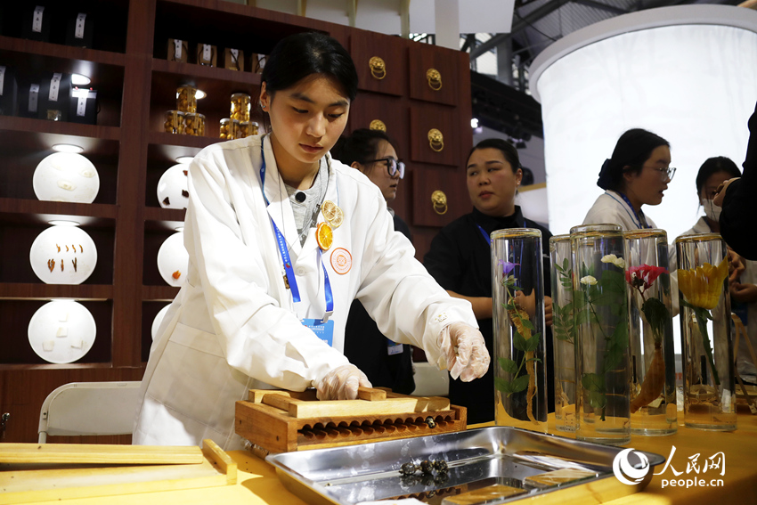 黑芝麻丸制作技艺展示。人民网记者 慎志远摄