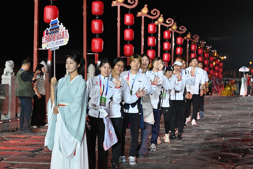 参赛队员入场。张宁摄