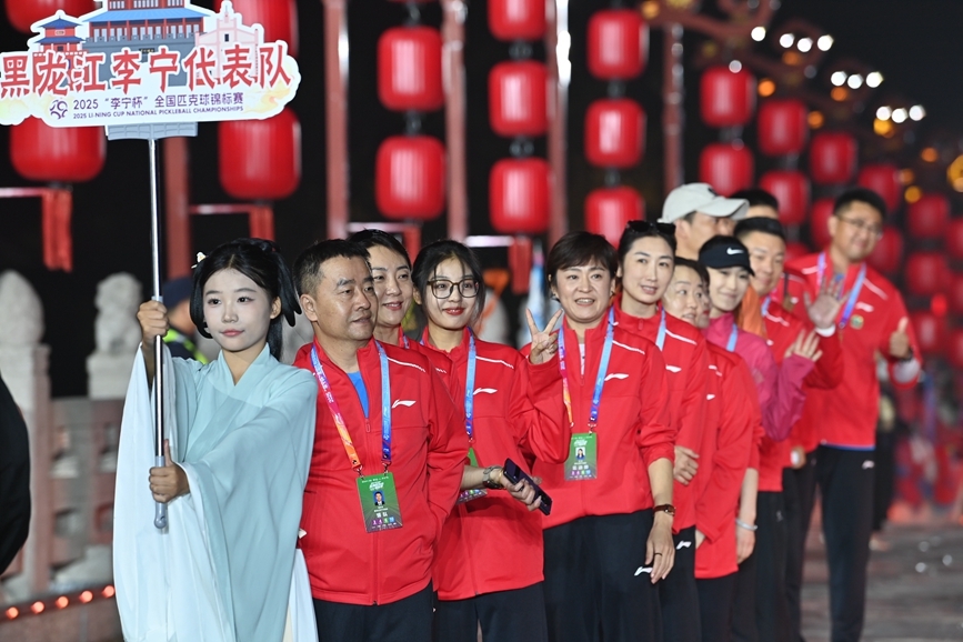 参赛队员入场。张宁摄