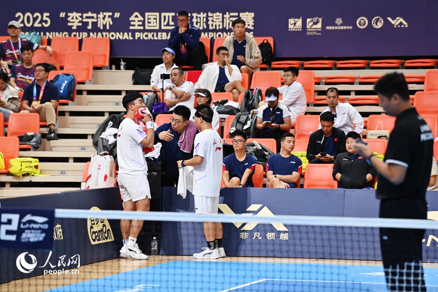 比赛中场休息，运动员暂作调整。人民网记者 辛静摄