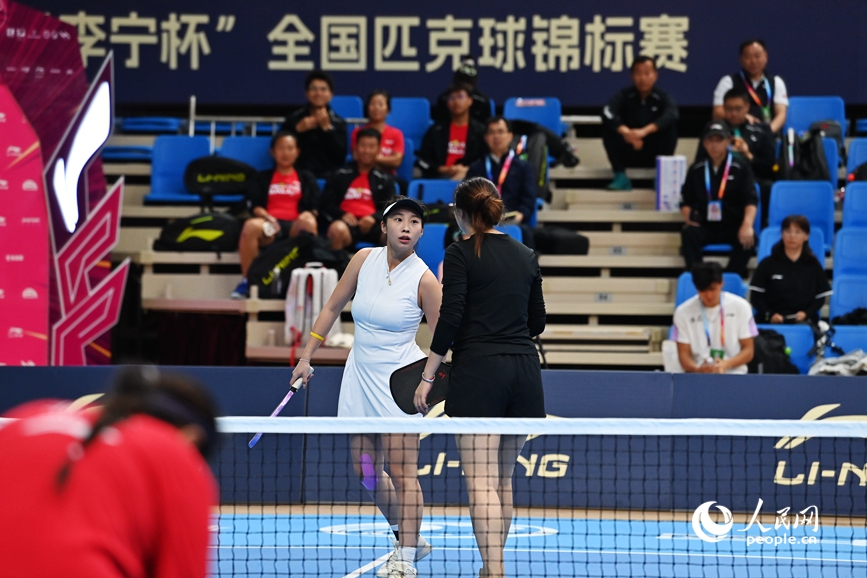 比赛中场休息，运动员暂作调整。人民网记者 辛静摄