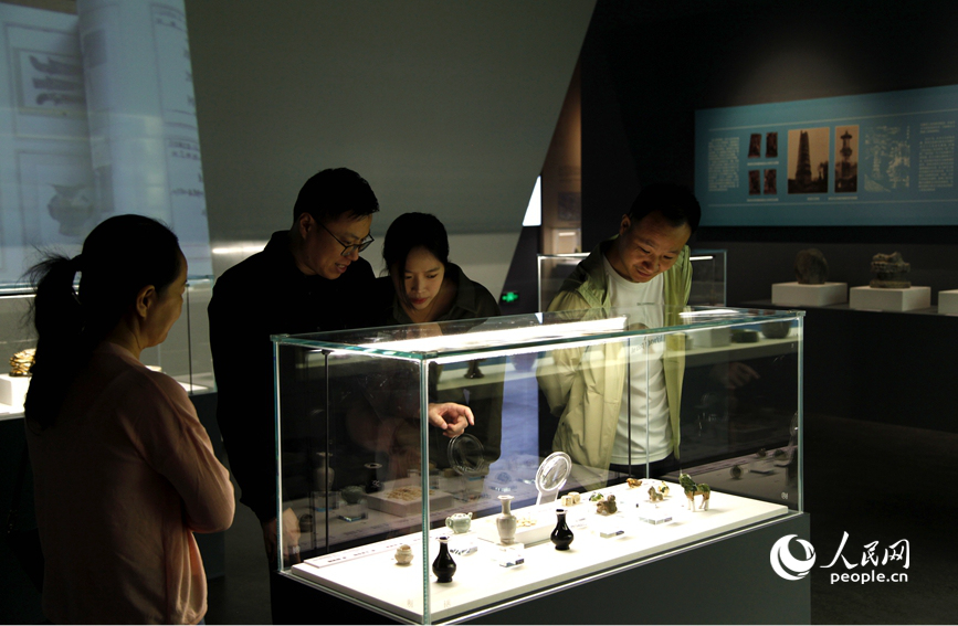 观众在展厅参观。人民网记者 肖懿木摄