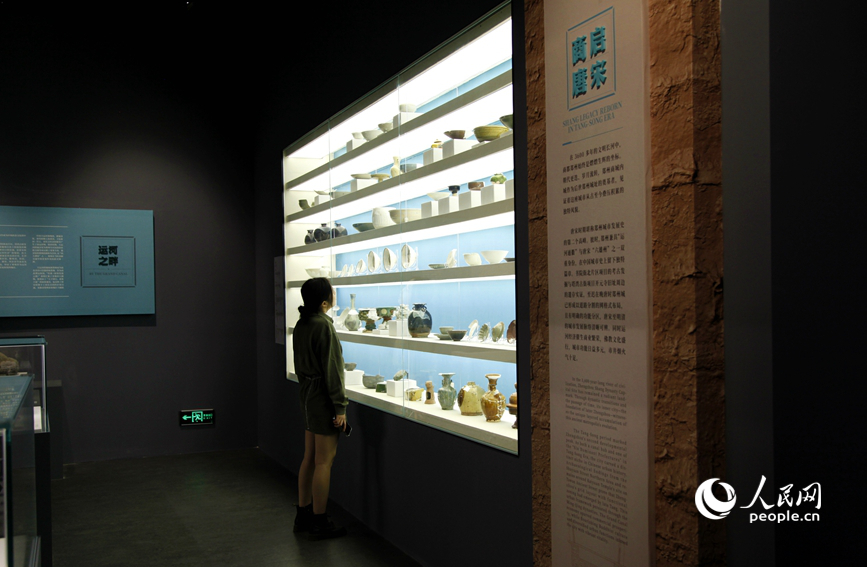 观众在展厅参观。人民网记者 肖懿木摄